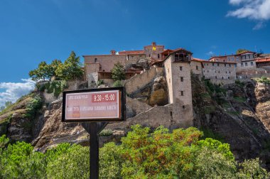Kalambaka, Yunanistan - 11 Eylül 2022: Büyük Meteoron Manastırı, Meteora 'daki en büyük manastır. Yunanistan, unesco mirası. seyahat konsepti. Yüksek kalite fotoğraf