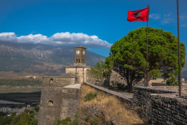 Arnavutluk ve Avrupa 'da Cirokaster Kalesinde Arnavut bayrağı sallayan Saat Kulesi veya şato eğlencesi
