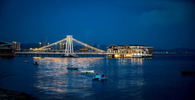 Durres, Arnavutluk - Eylül 2022: Pista E Re Building ve Ventus Harbor Hotel, Durres kentindeki Waterfront gezinti alanında yer alan bir set. Yüksek kalite fotoğraf