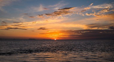 Gün batımında Sarande plajı. Sarande şehri manzaralı Bistrica Plajı. Güzel bir akşam gökyüzü. Yüksek kalite fotoğraf