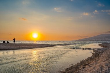 Gün batımında Sarande plajı. Sarande şehri manzaralı Bistrica Plajı. Güzel bir akşam gökyüzü. Yüksek kalite fotoğraf