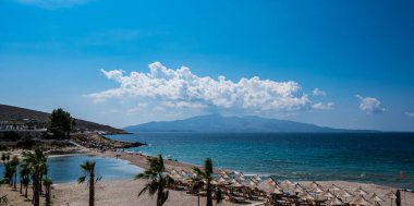 Yaz boyunca Sarande plajı. Korfu adası manzaralı, palmiyeli ve güzel mavi gökyüzü olan Bistrica Plajı. Arnavutluk Yüksek Kaliteli Fotoğraf