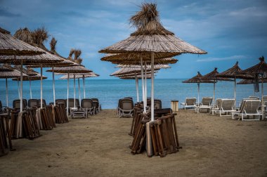 Durres sahilinde güneşli bir gün. Adriyatik Denizi 'nin mavi gökyüzü ve suyu. Yüksek kalite fotoğraf