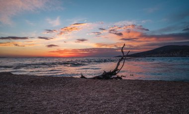 Gün batımında Sarande plajı. Sarande şehri manzaralı Bistrica Plajı. Güzel bir akşam gökyüzü. Yüksek kalite fotoğraf