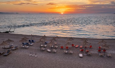 Gün batımında Sarande plajı. Sarande şehri manzaralı Bistrica Plajı. Güzel bir akşam gökyüzü. Yüksek kalite fotoğraf