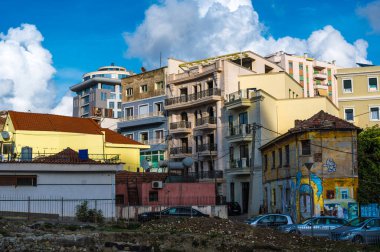 DURRES, ALBANIA 15 Kasım 2022: Arnavutluk 'un Durres kentindeki renkli binalar. Yüksek kalite fotoğraf