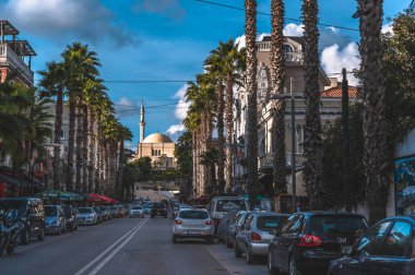 Durres, Arnavutluk - 15 Kasım 2022: Bulevardi Epidamn, Durres Caddesi, Arnavutluk. Arabalar yol kenarına park edilmiş, yolun sonunda büyük bir cami var. Yüksek kalite fotoğraf