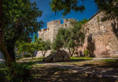 Arnavutluk 'un Durres kentindeki eski bir şato ve Venedik kulesi. Yüksek kalite fotoğraf