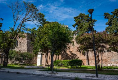 Arnavutluk 'un Durres kentindeki eski bir şato ve Venedik kulesi. Yüksek kalite fotoğraf