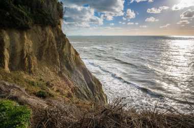 Arnavutluk 'un Rodon Burnu' ndaki uçurum ve Adriyatik Denizi. Yüksek kalite fotoğraf