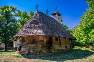 Romanya 'nın Bükreş kentindeki Dimitrie Gusti Village Müzesi' ndeki Maramures bölgesinden ahşap bir kilise. Yüksek kalite fotoğraf