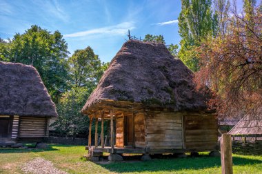 BÜKREŞ, ROMANIA - Dimitrie Gusti Ulusal Köy Müzesi, Romanya 'nın geleneksel köy yaşamının sergilendiği Herastrau Park' ta yer alıyor. Yüksek kalite fotoğraf