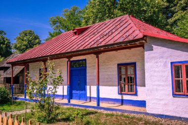 BÜKREŞ, ROMANIA - Dimitrie Gusti Ulusal Köy Müzesi, Romanya 'nın geleneksel köy yaşamının sergilendiği Herastrau Park' ta yer alıyor. Buzau bölgesinden bir ev. Yüksek kalite fotoğraf