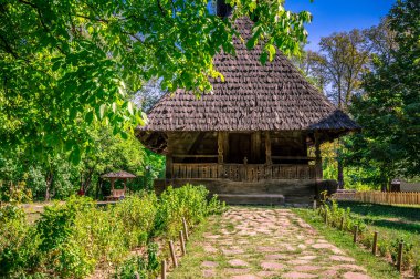 BÜKREŞ, ROMANIA - Dimitrie Gusti Ulusal Köy Müzesi, Romanya 'nın geleneksel köy yaşamının sergilendiği Herastrau Park' ta yer alıyor. Yüksek kalite fotoğraf