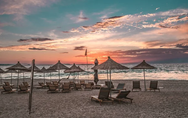 Зонтики Солнца Фоне Заката Моря Саранде Албания — стоковое фото