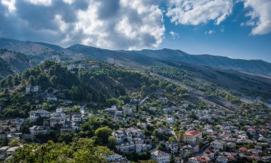 Cirokaster 'ın eski şehir ve Cirokaster Kalesi' ni veya arka planda mavi gökyüzü olan kaleyi seyret. Yüksek kalite fotoğraf