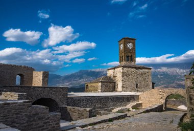 Cirokaster Kalesi 'ndeki Saat Kulesi, Arnavutluk ve Avrupa' daki antik harabeler ve eğlence merkezleriyle çevrili. Yüksek kalite fotoğraf