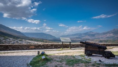 GJIROKASTER, ALBANIA, EYLÜL 2022: Cirokaster kalesi Arnavutluk 'un en popüler yerlerinden biri. Müzenin bir parçası olarak küçük kanyonlar kalenin her yerinde sergileniyor. Yüksek kalite fotoğraf