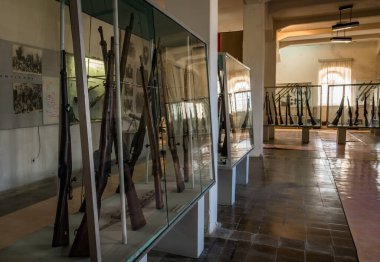 GJIROKASTER, ALBANIA, EYLÜL 2022: Arnavutluk 'taki Cirokaster kalesindeki müze veya Cirokaster kalesi, popüler turizm merkezi. Yüksek kalite fotoğraf