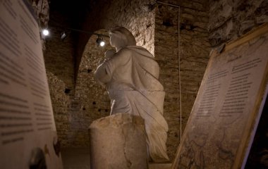 GJIROKASTER, ALBANIA, EYLÜL 2022: Arnavutluk 'taki Cirokaster kalesindeki müze veya Cirokaster kalesi, popüler turizm merkezi. Yüksek kalite fotoğraf