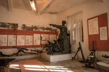 GJIROKASTER, ALBANIA, EYLÜL 2022: Arnavutluk 'taki Cirokaster kalesindeki müze veya Cirokaster kalesi, popüler turizm merkezi. Yüksek kalite fotoğraf