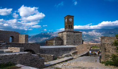 GJIROKASTER, ALBANIA, EPTEMBER 2022: Cirokaster Kalesi 'ndeki Saat Kulesi antik harabeler, Arnavutluk ve Avrupa' da ilgi odağı oldu. Yüksek kalite fotoğraf