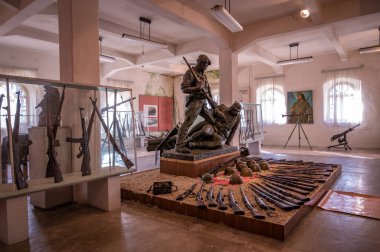 GJIROKASTER, ALBANIA, EYLÜL 2022: Arnavutluk 'taki Cirokaster kalesindeki müze veya Cirokaster kalesi, popüler turizm merkezi. Yüksek kalite fotoğraf