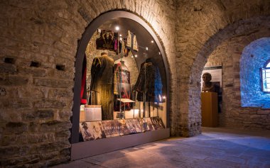 GJIROKASTER, ALBANIA, EYLÜL 2022: Arnavutluk 'taki Cirokaster kalesindeki müze veya Cirokaster kalesi, popüler turizm merkezi. Yüksek kalite fotoğraf