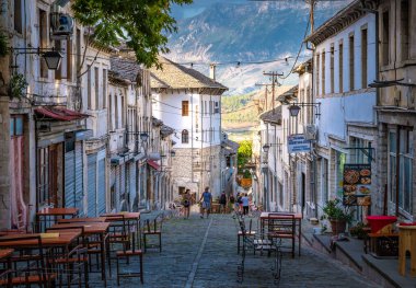 GJIROKASTER, ALBANIA - EYLÜL 2022: Arnavutluk 'un Cirokaster kentindeki çarşı ve dükkanlar, hediyelik eşyalarla eski kentin sokak manzarası. 