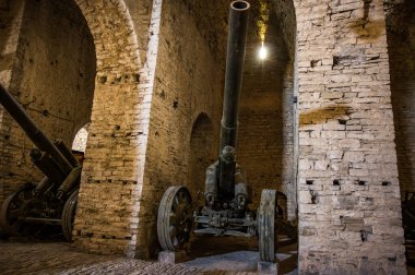 GJIROKASTER, ALBANIA - Eylül 2022: Cirokaster Kalesi veya eski topları olan kale koridoru. Arnavutluk 'ta turistik ilgi. 