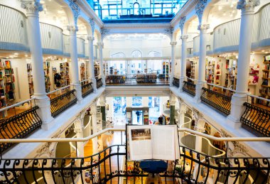 Bükreş, Romanya - 2022: Eski kentte yer alan Carturesti Atlıkarınca kitapçısının içi 