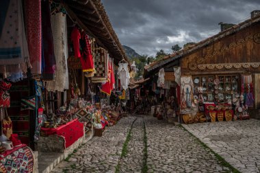 KRUJE, ALBANIA - Kasım 2022: Ulusal Kahraman Skanderbeg kasabası Kruja 'da geleneksel Osmanlı pazarı. Arnavutluk 'taki bit pazarı. Antika eşyalar ve hediyelik eşyalar. Yüksek kalite fotoğraf