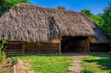 BÜKREŞ, ROMANIA - Dimitrie Gusti Ulusal Köy Müzesi, Romanya 'nın geleneksel köy yaşamının sergilendiği Herastrau Park' ta yer alıyor. Yüksek kalite fotoğraf