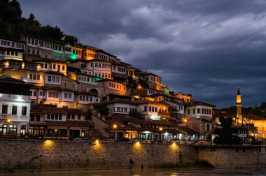 Arnavutluk 'un tarihi kenti Berat, UNESCO' nun Dünya Mirası Alanı. Yüksek kalite fotoğraf