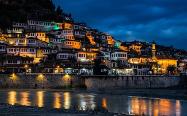 Arnavutluk 'un tarihi kenti Berat, UNESCO' nun Dünya Mirası Alanı. Yüksek kalite fotoğraf