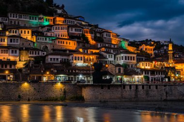 Arnavutluk 'un tarihi kenti Berat, UNESCO' nun Dünya Mirası Alanı. Yüksek kalite fotoğraf