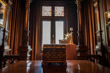 Sinaia, Romanya - 15 Eylül 2022: Sinaia 'daki Peles Kalesi' nde iç mekan ve sanat eserleri sergilendi. Yüksek kalite fotoğraf