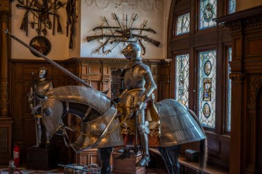 Sinaia, Romanya - 15 Eylül 2022: Sinaia 'daki Peles Kalesi' nde iç mekan ve sanat eserleri sergilendi. Yüksek kalite fotoğraf