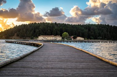 Zvernec bölgesi ve manastır Vlore, ALBANIA yakınlarındaki Narta Lagoon 'da ahşap köprüye sahip.. 