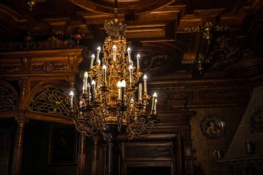 Sinaia, Romanya - 15 Eylül 2022: Sinaia 'daki Peles Kalesi' nde iç mekan ve sanat eserleri sergilendi. Yüksek kalite fotoğraf