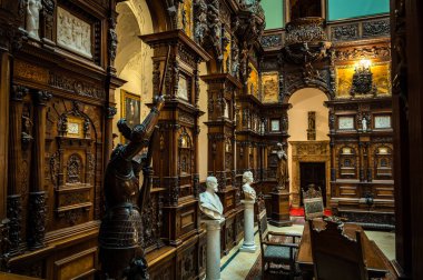 Sinaia, Romanya - 15 Eylül 2022: Sinaia 'daki Peles Kalesi' nde iç mekan ve sanat eserleri sergilendi. Yüksek kalite fotoğraf