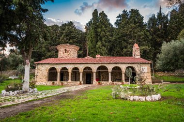 Zvernec Theotokos Mary Yurt Manastırı, Arnavutluk 'un Vlore kentindeki Narta Gölündeki anıt. Yüksek kalite fotoğraf