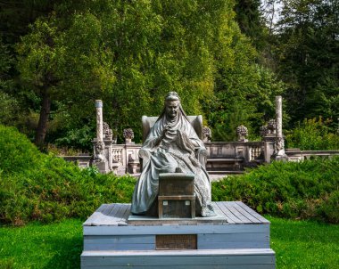 Peles Kalesi, Sinaia, Prahova İlçesi, Romanya: Avrupa 'daki Karpatya Dağları' ndaki ünlü Neo-Rönesans şatosunun bahçeleri. Yüksek kalite fotoğraf