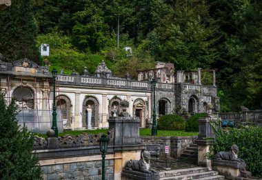 Peles Kalesi, Sinaia, Prahova İlçesi, Romanya: Avrupa 'daki Karpatya Dağları' ndaki ünlü Neo-Rönesans şatosunun bahçeleri. Yüksek kalite fotoğraf