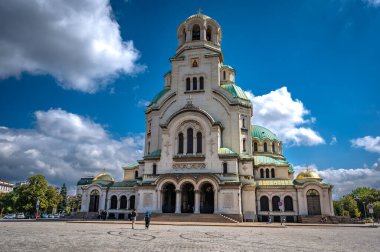 Sofya, Bulgaristan - 11 Eylül 2022: Güneşli bir günde Bulgaristan 'ın Sofya kentinde Alexander Nevsky katedrali. Yüksek kalite fotoğraf