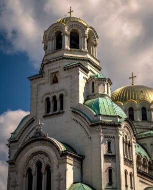 Güneşli bir günde Bulgaristan 'ın Sofya kentindeki Alexander Nevsky katedrali. Yüksek kalite fotoğraf