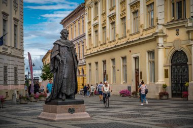 Sibiu, Romanya - 16 Eylül 2022: Tarihi Sibiu şehir merkezinde Samuel Von Brukenthal heykeli. Arka planda yürüyen insanlar. Yüksek kalite fotoğraf