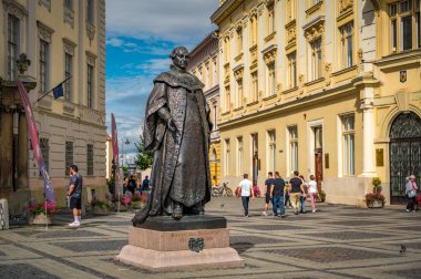 Sibiu, Romanya - 16 Eylül 2022: Tarihi Sibiu şehir merkezinde Samuel Von Brukenthal heykeli. Arka planda yürüyen insanlar. Yüksek kalite fotoğraf