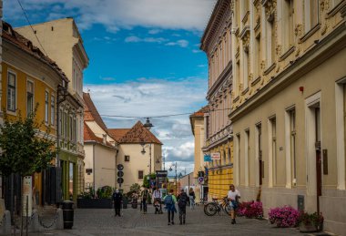 Sibiu, Romanya - 16 Eylül 2022: Tarihi Sibiu şehir merkezinde Samuel Von Brukenthal heykeli. Arka planda yürüyen insanlar. Yüksek kalite fotoğraf