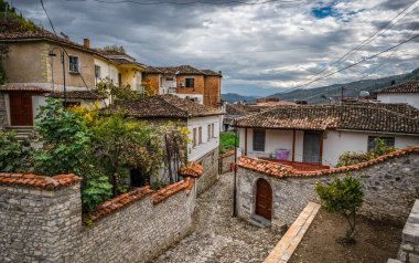 Arnavutluk 'un Berat kentinde tarihi Osmanlı Evleri. Manzarası çok güzel. Şehir manzarası. Yüksek kalite fotoğraf